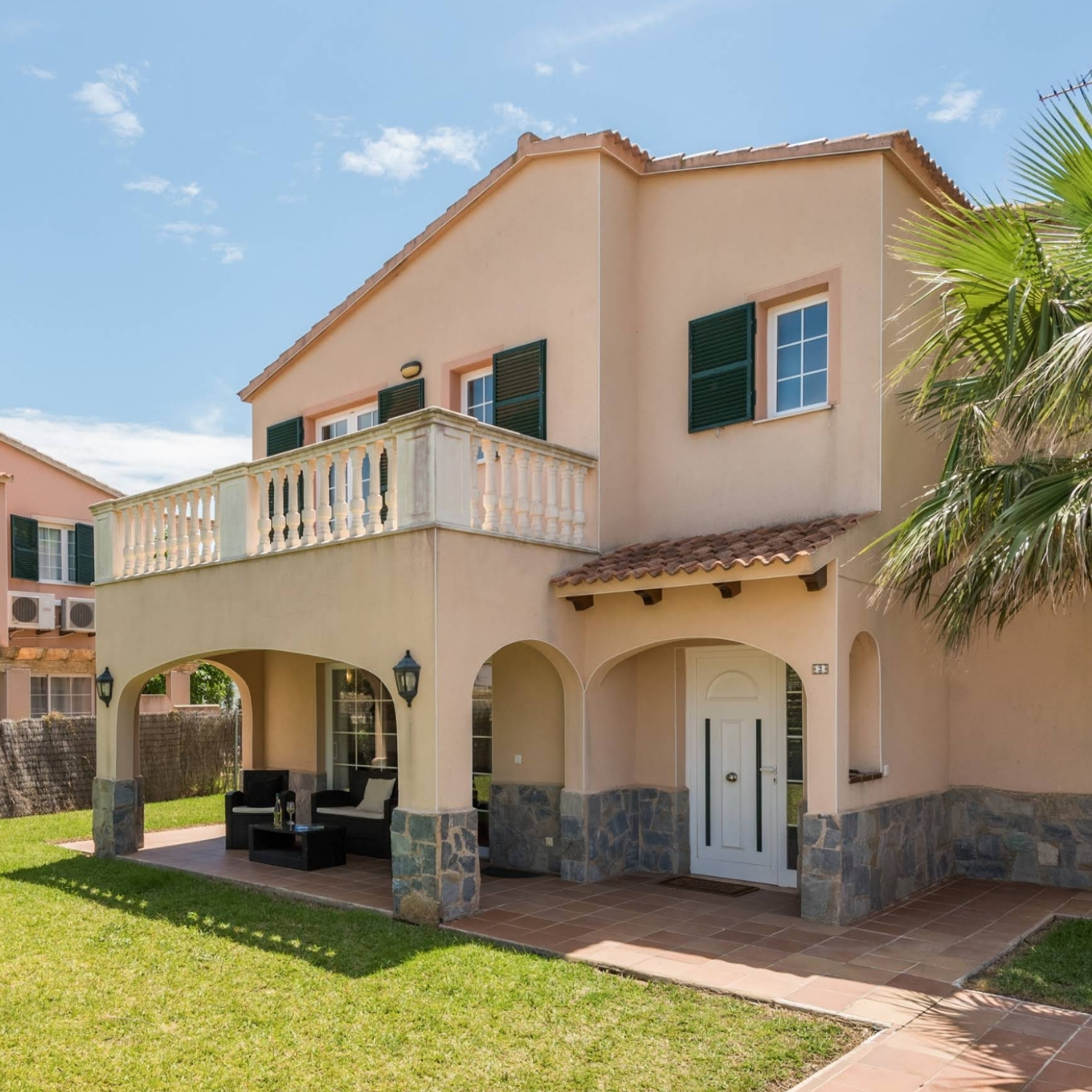 Hübsche Villa mit Pool und Garage
